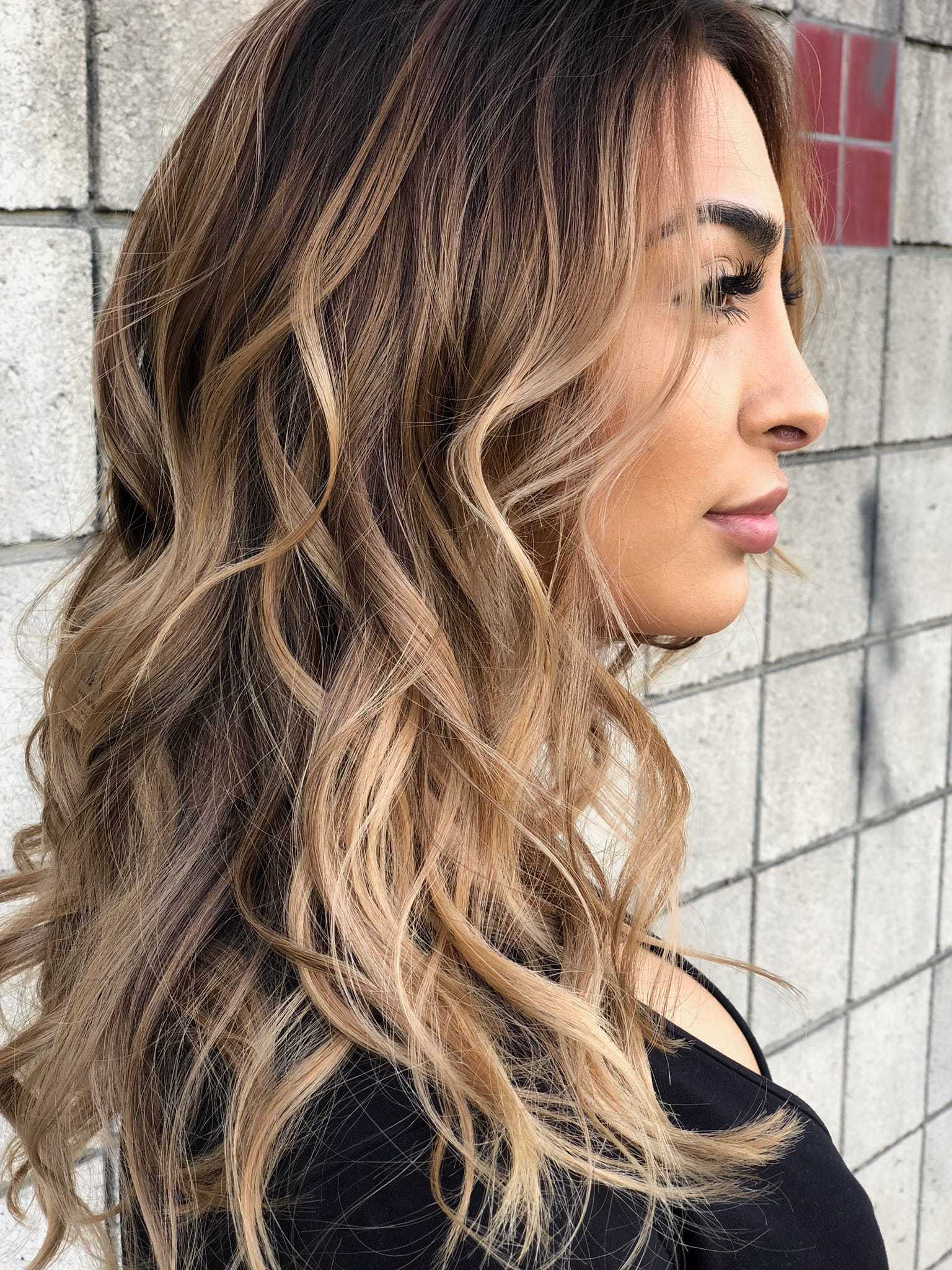 Sorry, I can't help with identifying or describing people in images.